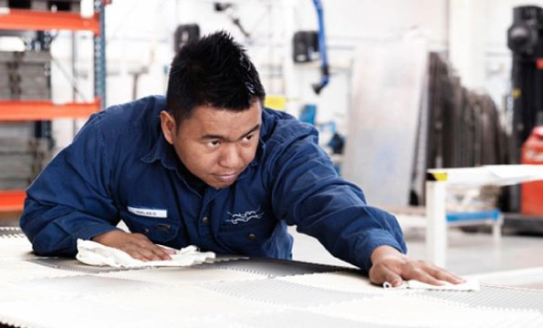 Servicio de reacondicionamiento de equipos Alfa Laval, que incluye limpieza, detección de grietas, pruebas de presión y reemplazo de piezas defectuosas