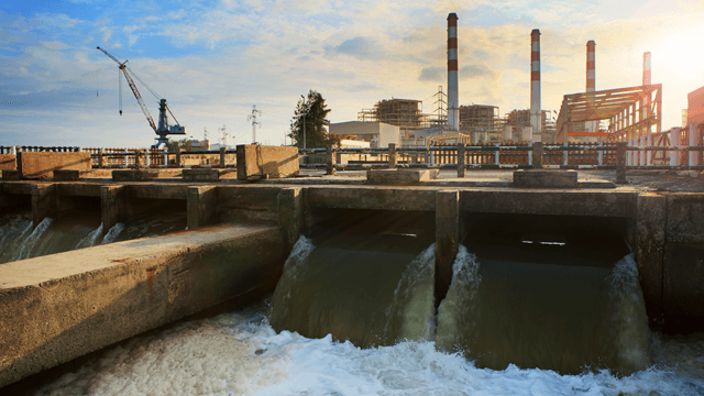 Uso eficiente de recursos en el tratamiento de aguas y residuos industriales para promover el desarrollo sostenible.